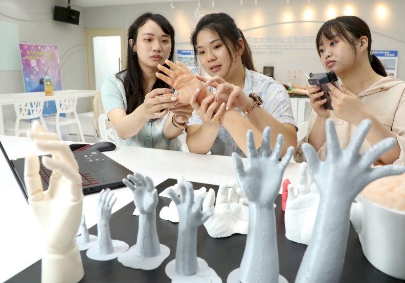 Sinh viên Khoa Ứng dụng mỹ phẩm tìm lại nụ cười cho người bị bỏng, hủy hoại nhan sắc