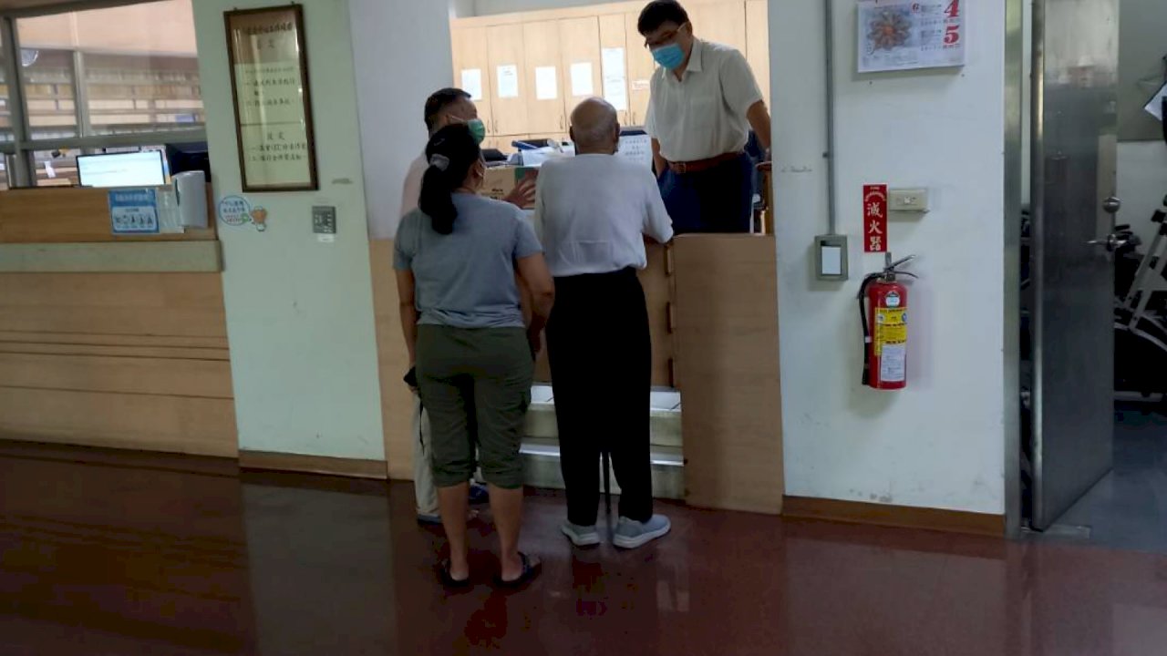 Tài xế xe lửa về hưu mất trí kiên trì đến cơ quan xin nghỉ phép vì “ quên đi làm”