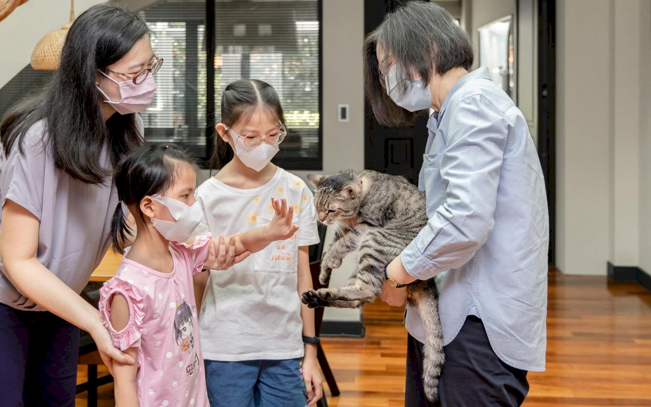 Tổng thống Thái Anh Văn mời “Thiên thần chống ung thư” đến dinh thự để gặp gỡ mèo cưng Tsai Xiangxiang