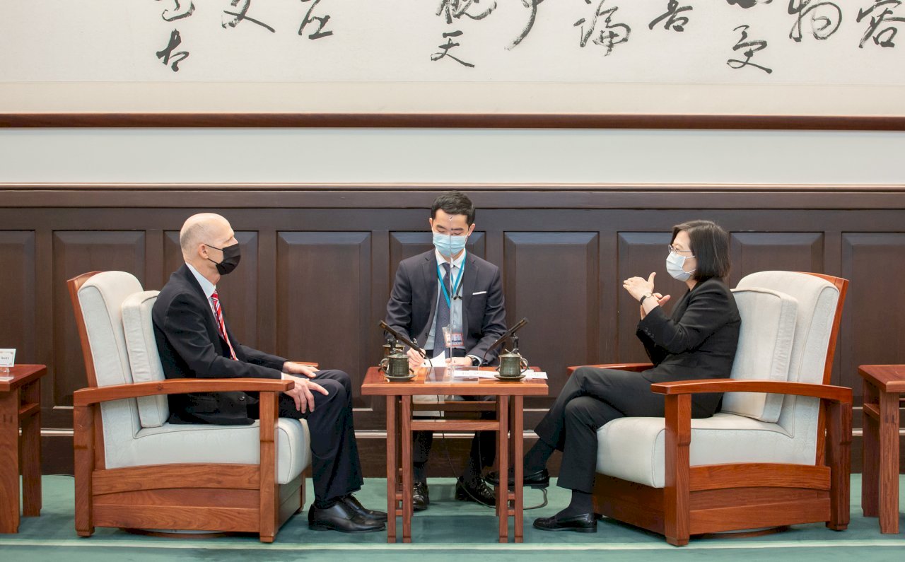 Tiếp kiến nghị sĩ Mỹ Rick Scott, Tổng thống: đối mặt với sự thay đổi và thử thách mang tính toàn cầu, các đối tác dân chủ cần thiết thắt chặt sự hợp tác