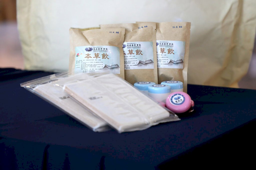 Bệnh viện Từ Tế Hoa Liên tặng thuốc cho Zimbabwe