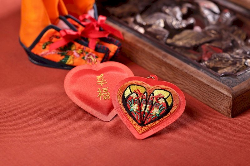 Tục lệ cầu Thành Hoàng phu nhân ban giày hạnh phúc