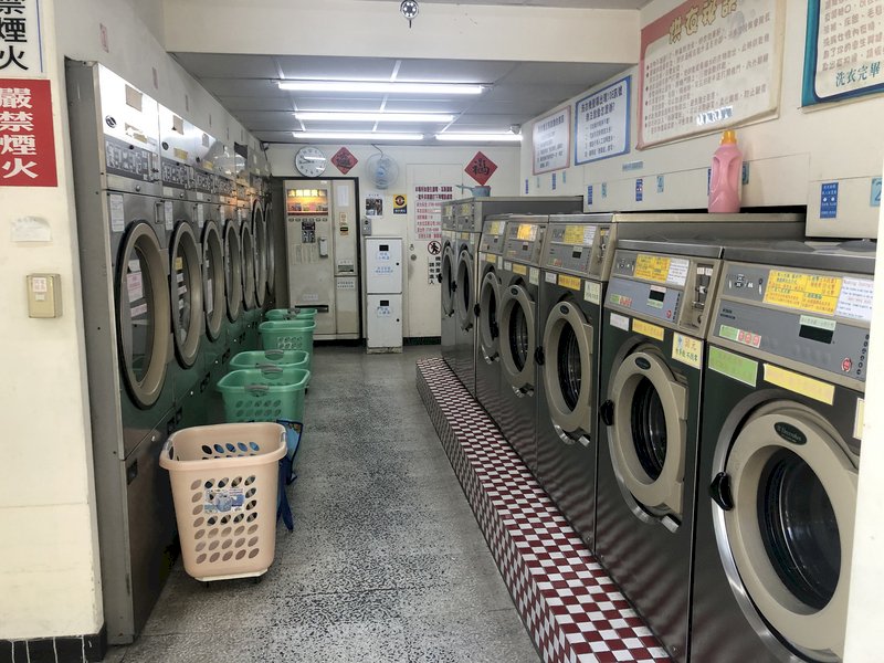 Gặp nhau cuối tuần - Tiệm giặt sấy tự động