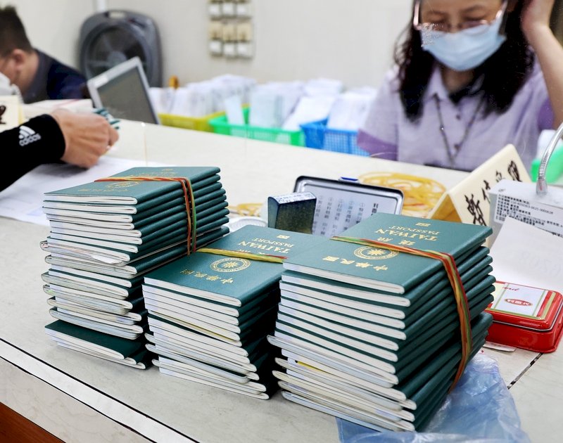 13/10 mở cửa biên giới, người dân xếp hàng đi đổi hộ chiếu tại Bộ Ngoại giao