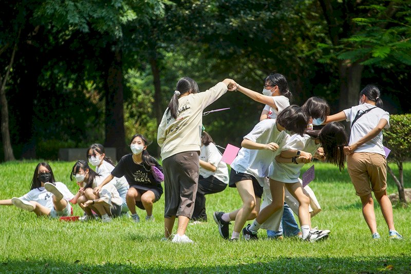 Nhiệt độ ấm áp, vùng đón gió có mưa rào rải rác, ban đêm hơi nước tăng cường