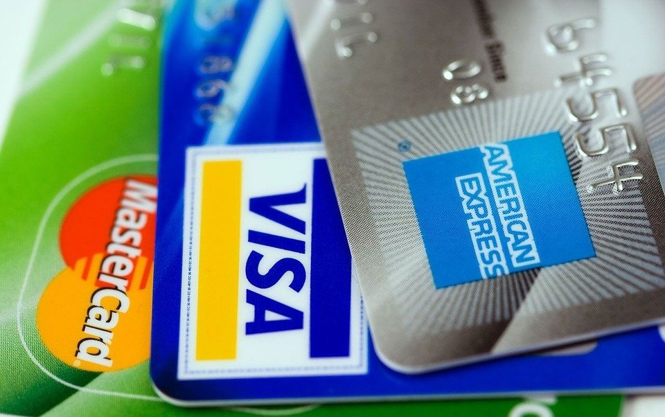 Từ năm 2023 công dân Đài Loan đủ 18 tuổi có thể tự xin cấp thẻ tín dụng, nhưng mở tài khoản giao dịch chứng khoán hợp đồng tương lai vẫn phải đủ 20 tuổi