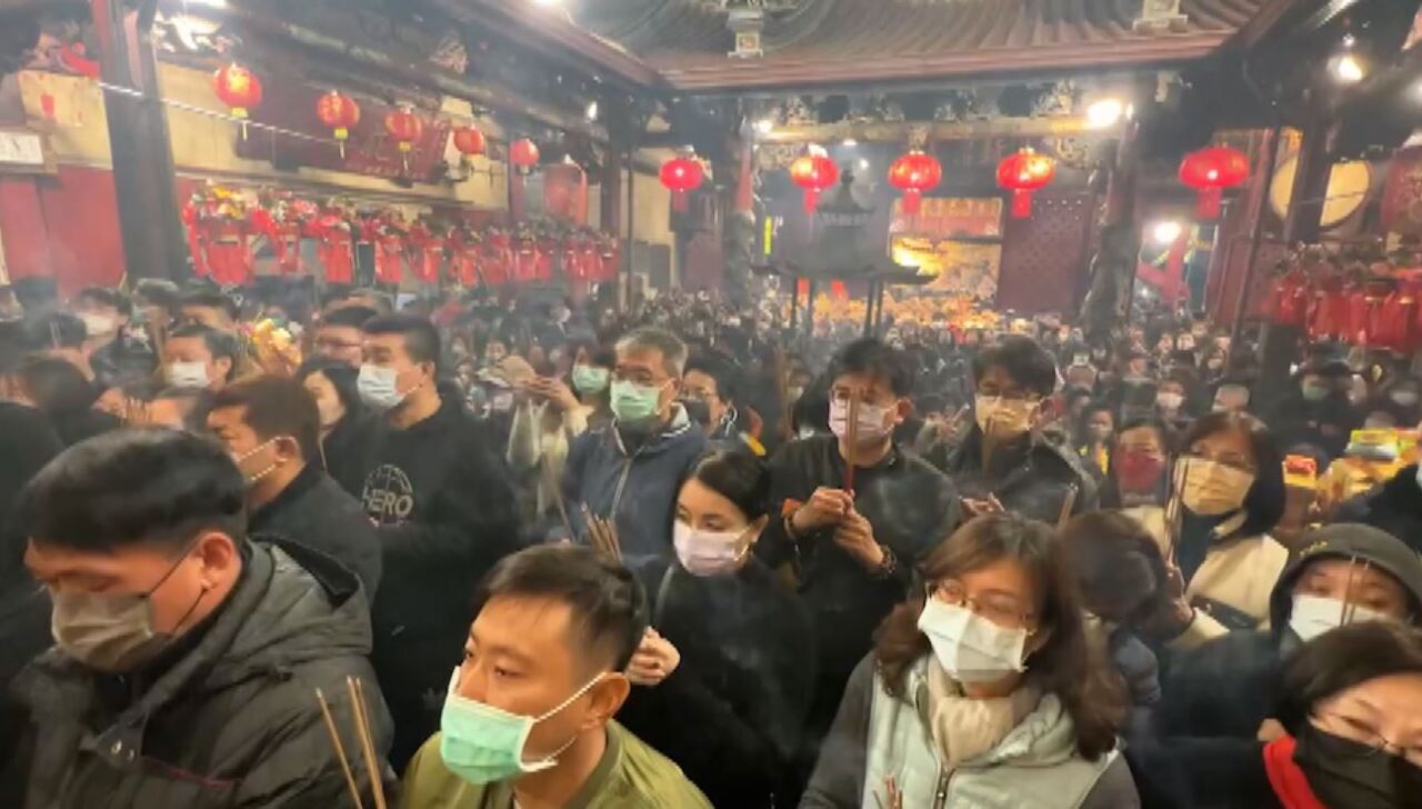 Mùng 9 tháng giêng người dân xếp hàng rồng rắn để xin mì mừng thọ ông Ngọc Hoàng