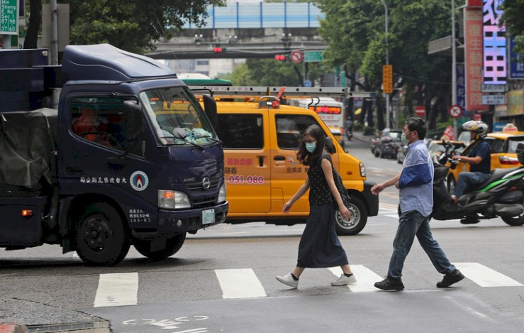 Cuối tháng 3 sẽ phạt nặng đối với những người lái xe ô tô không nhường đường cho người đi bộ