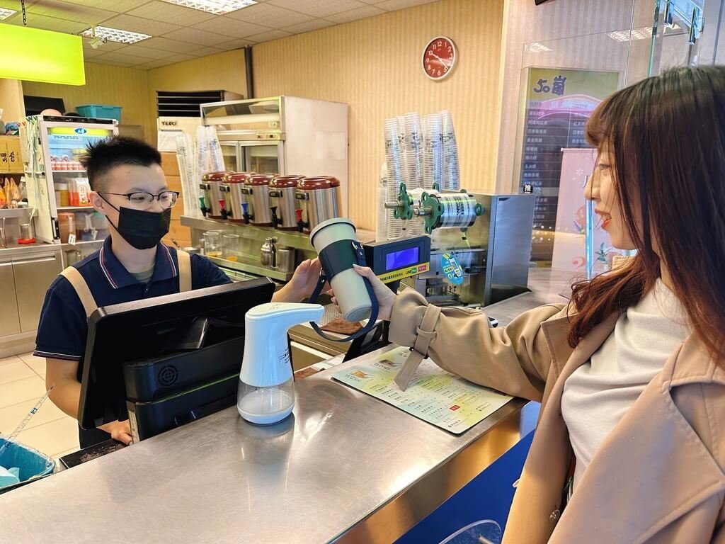 Các cửa hàng đồ uống ở thành phố Tân Bắc sẽ cấm dùng ly nhựa sử dụng một lần từ ngày 1/5/2023