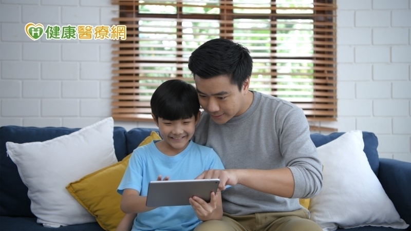 Sợ trẻ bị nghiện các thiết bị điện tử 3C, nếu cấm thì lại sợ việc học hành của con bị tụt lùi, chuyên gia giới thiệu 3 phương pháp để ứng phó