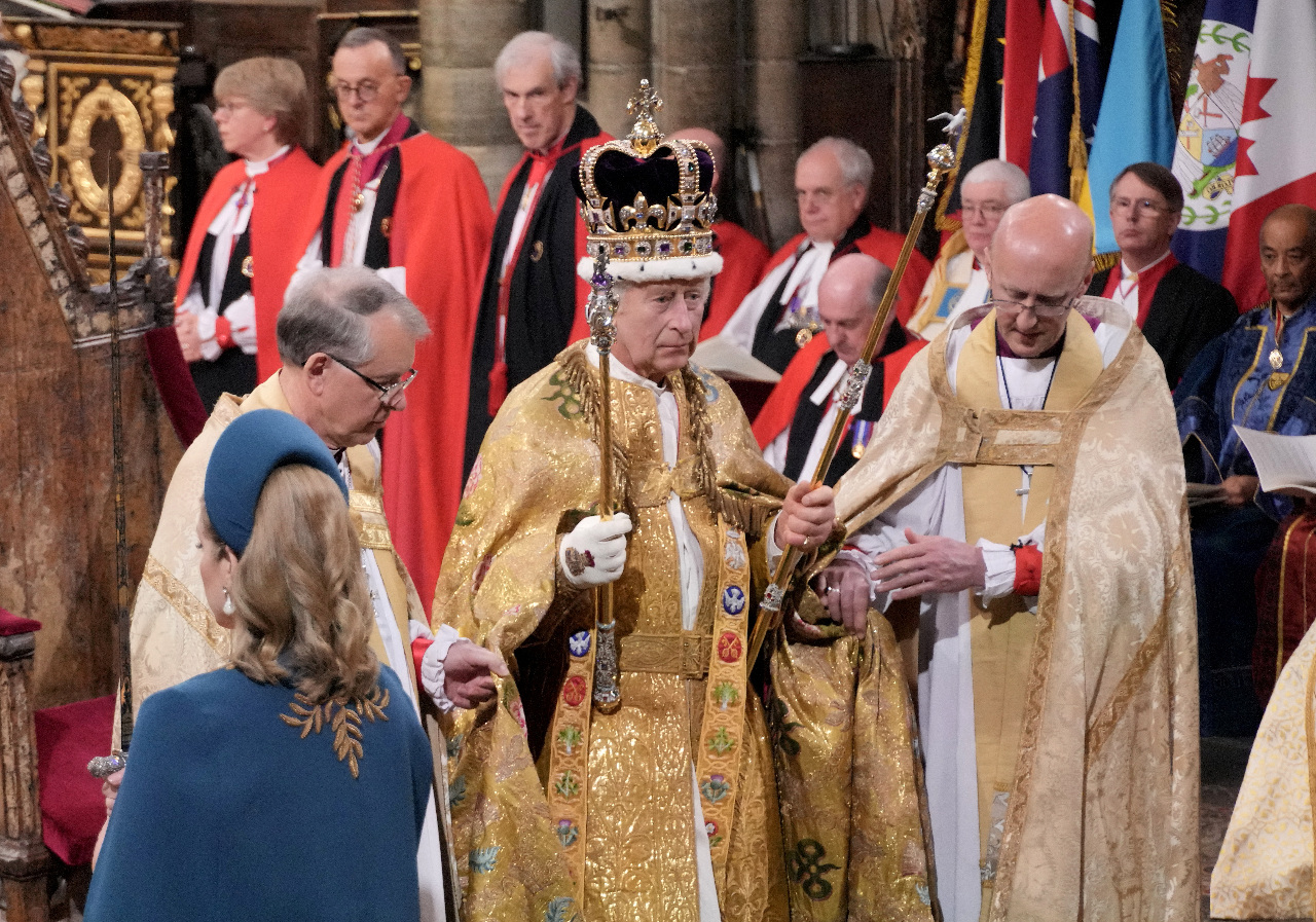 Vua Charles III đội Vương miện St Edward chính thức đăng quang