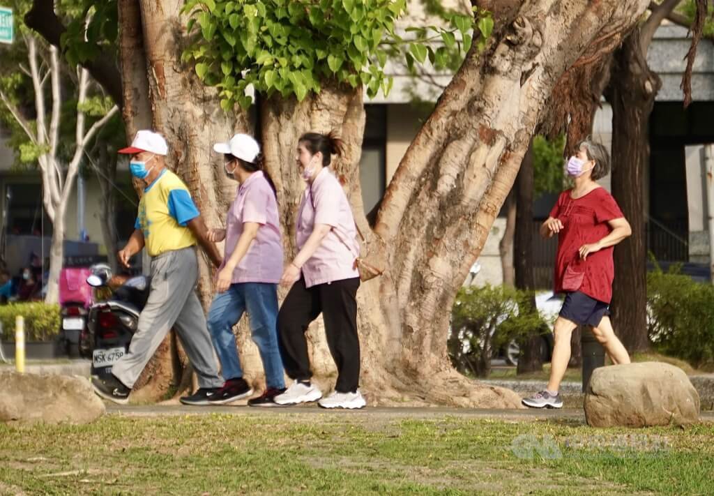 Bùng phát làn sóng thứ 4 của dịch COVID-19, người già và trẻ em cần lưu ý