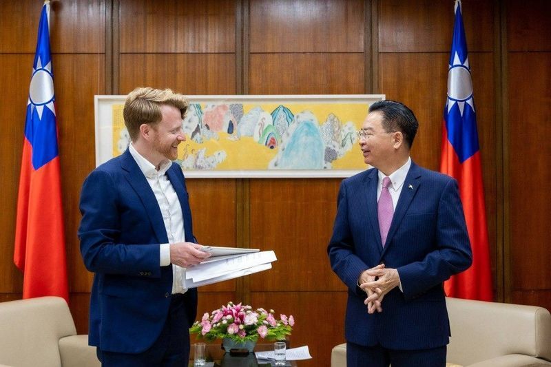 Đối phó với mối đe dọa từ Trung Quốc, Ngô Chiêu Nhiếp kêu gọi Australia cử Tùy viên quân sự với Đài Loan