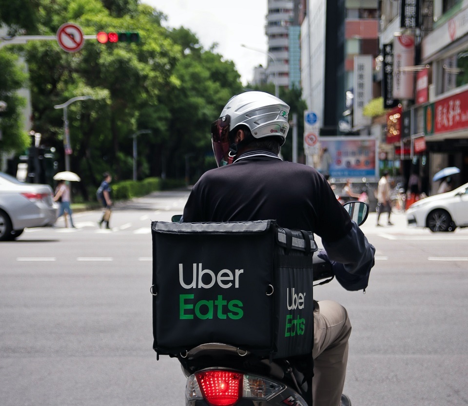 Uber Eats giảm phí giao hàng và tăng phí phục vụ từ ngày 30/6