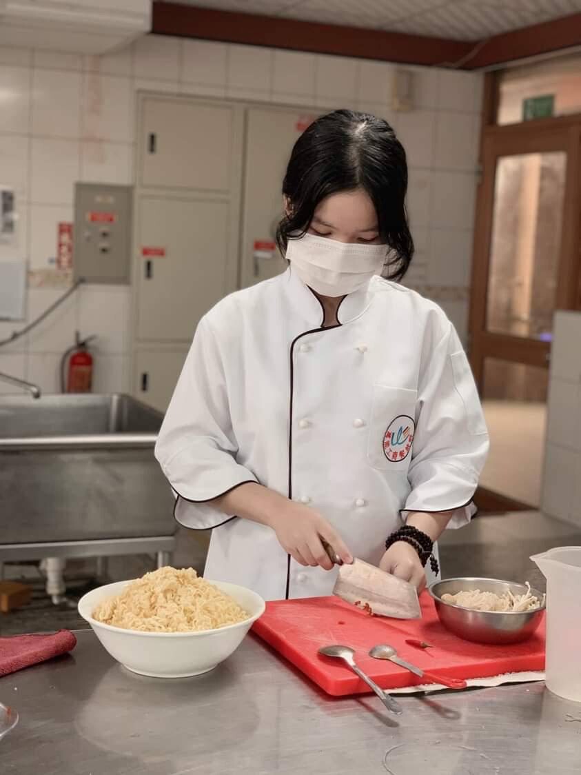 Tiểu Bình và niềm vui khi được học làm bánh tại trường