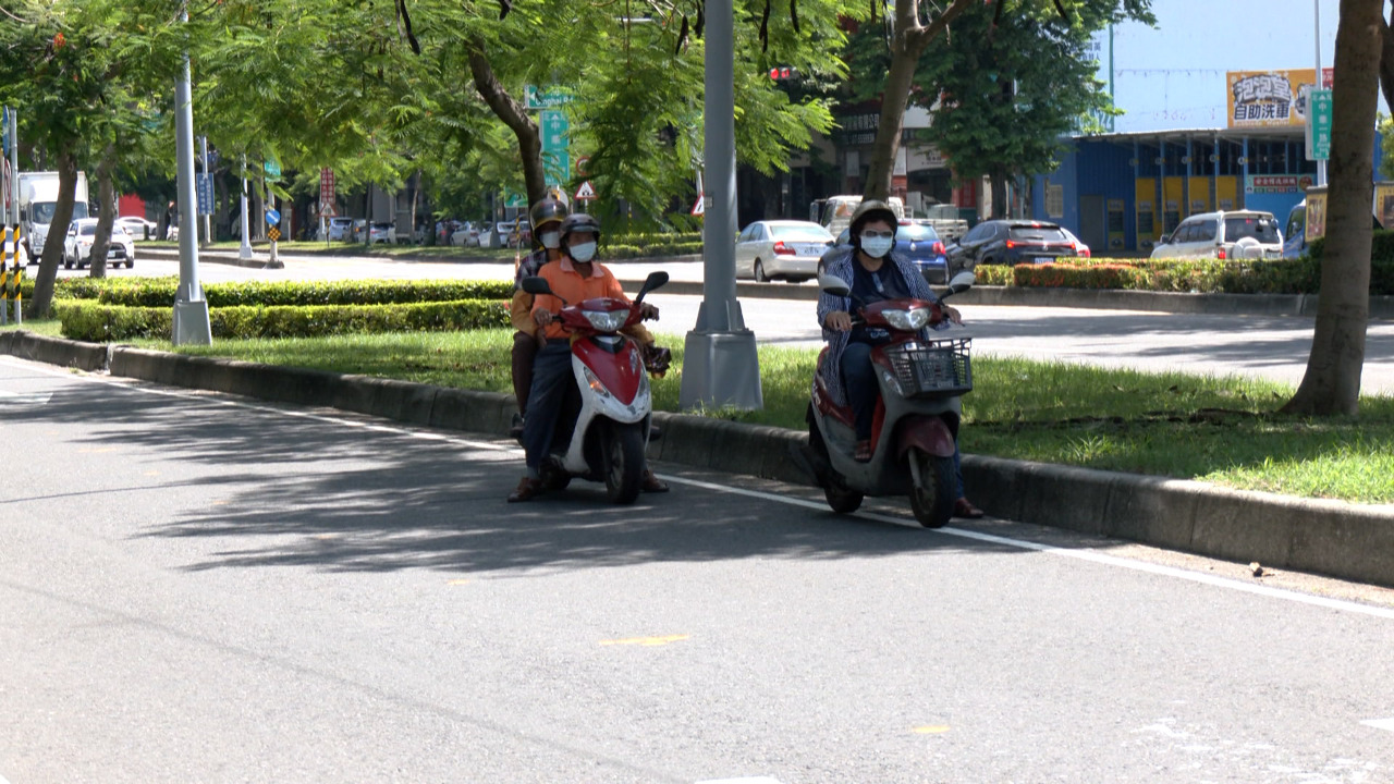 Dừng xe trong bóng râm để tránh nắng khi chờ đèn đỏ, cẩn thận vi phạm luật khi dừng không đúng nơi quy định