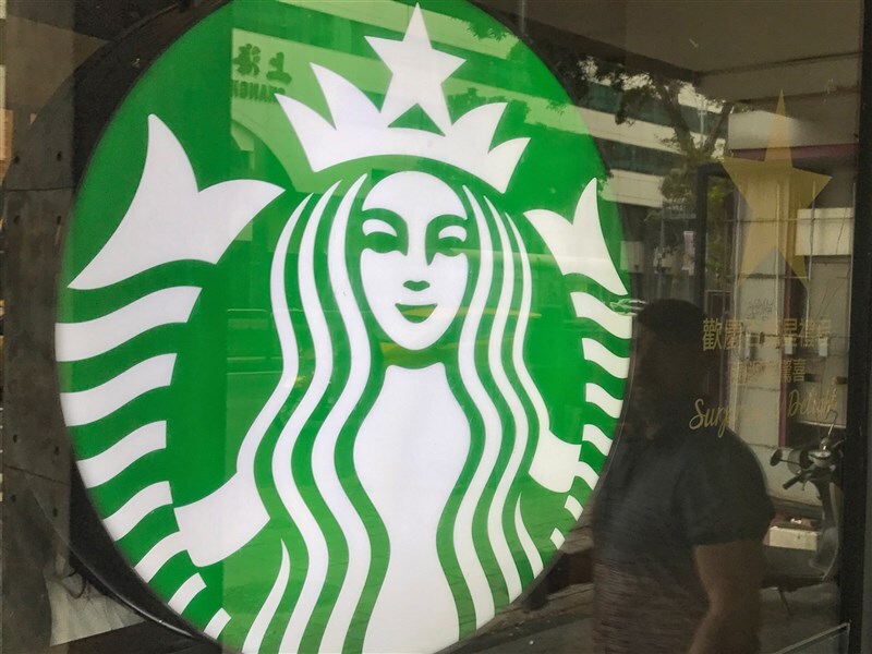 Từ ngày 1/8 cửa hàng cà phê Starbucks ngừng cung cấp túi giấy miễn phí, ước tính giảm 600 tấn rác thải mỗi năm