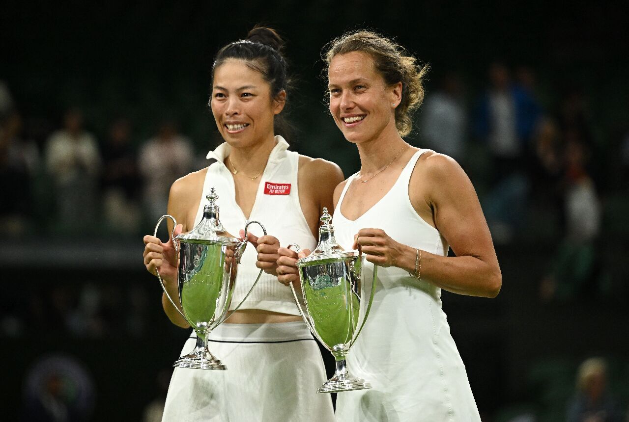 Vận động viên Tennis Tạ Thục Vi của Đài Loan và Barbora Strycova của Cộng Hòa Czech giành chức vô địch Wimbledon đôi nữ