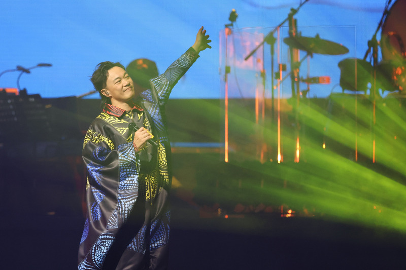 Người hâm mộ chúc mừng sinh nhật, ca sĩ Trần Dịch Tấn cảm động hát tặng ca khúc “King of Karaoke”
