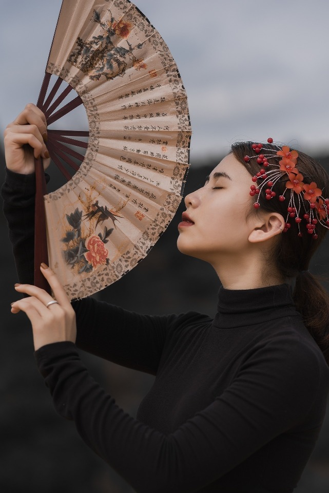 Tục lệ cô dâu vứt quạt giấy qua cửa sổ xe hoa