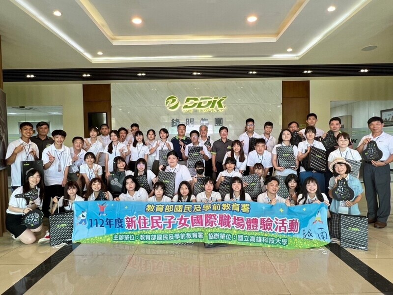 Con em di dân mới trải nghiệm môi trường làm việc tại Việt Nam. Khả năng song ngữ là một lợi thế khi kiếm việc làm