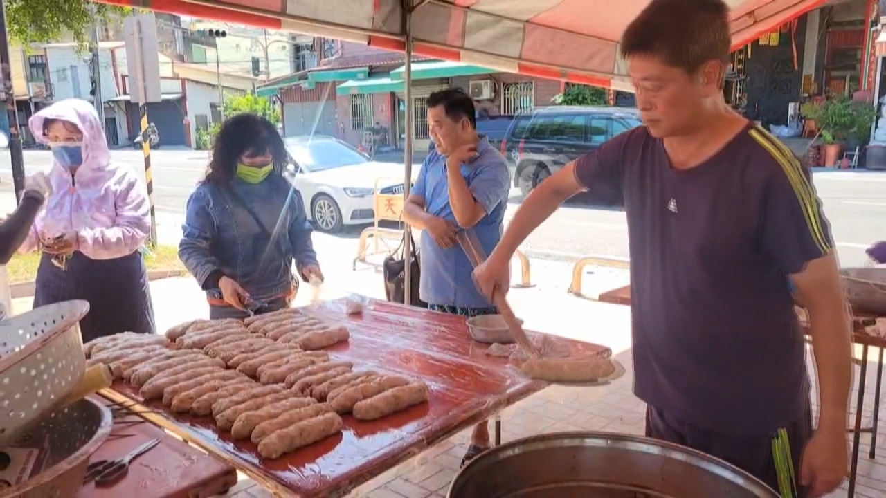 Tranh thủ cơ hội làm ăn trong Tiết Trung nguyên, đầu bếp Đông Cảng đắt hàng với “thực đơn Phổ Độ”