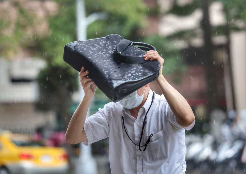 Dù chính quyền đã tuyên bố cho nghỉ bão nhưng vẫn có gần 80% người lao động từng đi làm vào ngày bão