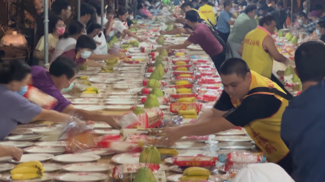 Miếu Ngũ Phúc khôi phục lại hoạt động tranh giành đồ cúng Phổ Độ, lượng người tham gia giảm còn một nửa