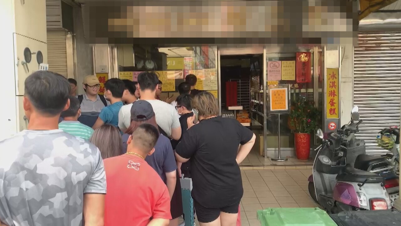 Bánh trung thu trứng muối quá đắt hàng, nhờ người mua hộ khiến giá tăng gấp đôi lên tới 100 Đài tệ/chiếc