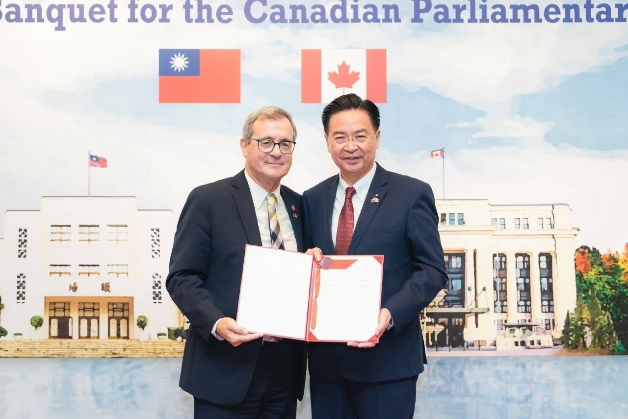 Phái đoàn nghị sĩ Canada trao bản sao Dự luật khung quan hệ Canada-Đài Loan, thể hiện sự ủng hộ đối với nền dân chủ Đài Loan