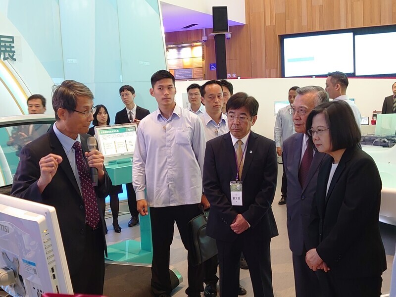 Tổng thống Thái Anh Văn trao chứng nhận cho các Viện sĩ mới tại Viện Hàn lâm khoa học Trung Ương, hi vọng cùng doanh nghiệp nâng cấp và chuyển đổi ngành nghề
