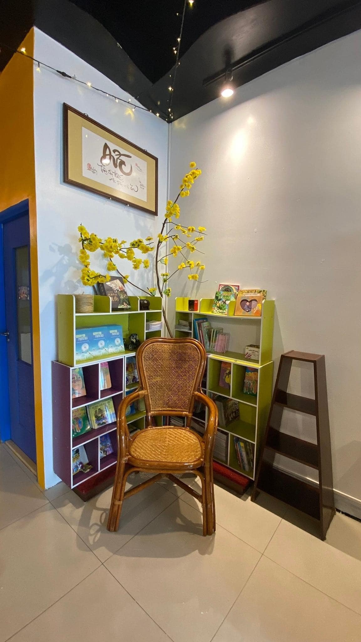 Tham quan Nhà sách Việt tại Hoa Liên