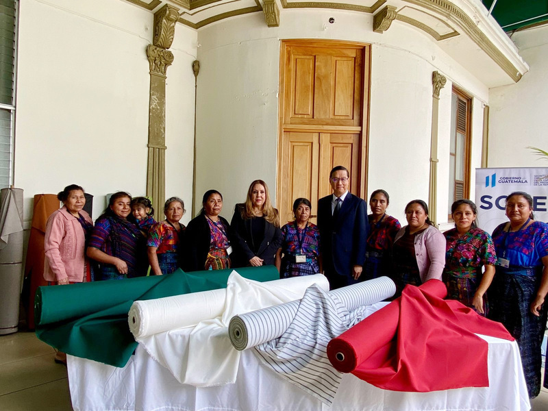 Tổ chức từ thiện Đài Loan tặng vải giúp phụ nữ nước Guatemala khởi nghiệp