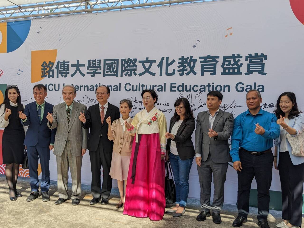 Học sinh quốc tế của các nước bang giao với Đài Loan tham gia bữa tiệc giao lưu văn hóa tại trường Đại học Minh Truyền