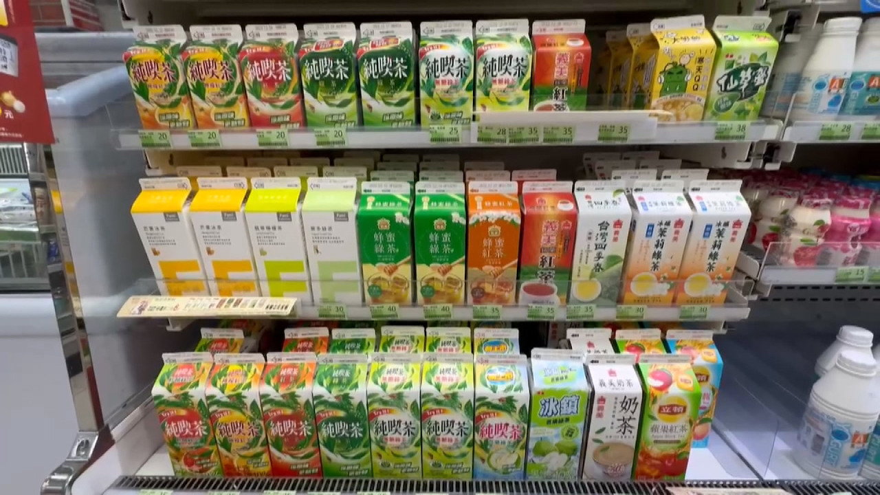 Các loại thức uống trà trong cửa hàng tiện lợi là quà được nhiều du khách quốc tế ưa chuộng