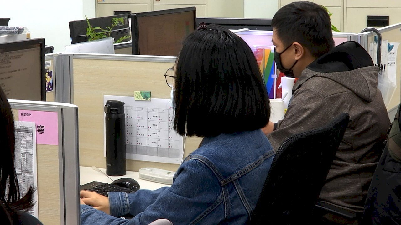 Nếu lương hàng tháng không cố định, thì sẽ căn cứ vào mức lương trung bình của 3 tháng gần nhất để tính bảo hiểm