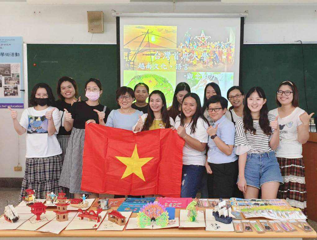 Di dân mới từ cử nhân chuyên ngành hóa học trở thành giảng viên tiếng Việt (Tập 2)