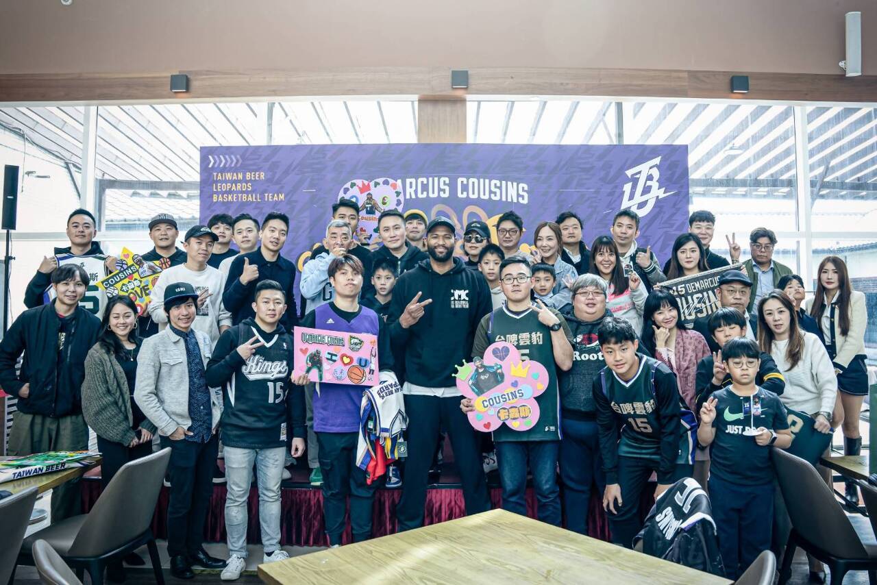 Cầu thủ bóng rổ DeMarcus Cousins gặp gỡ người hâm mộ - thích cuộc sống ở Đài Loan nhưng cũng hết hồn vì động đất