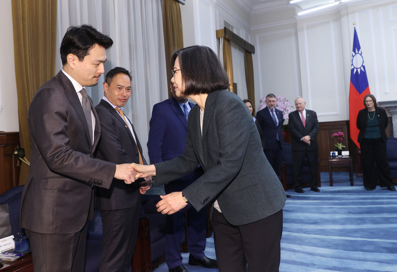 TT. Thái Anh Văn tiếp đón phái đoàn Viện Hudson, nhấn mạnh tiếp tục ổn định chuỗi cung ứng, thúc đẩy cải cách quốc phòng, thể hiện quyết tâm bảo vệ tự do dân chủ