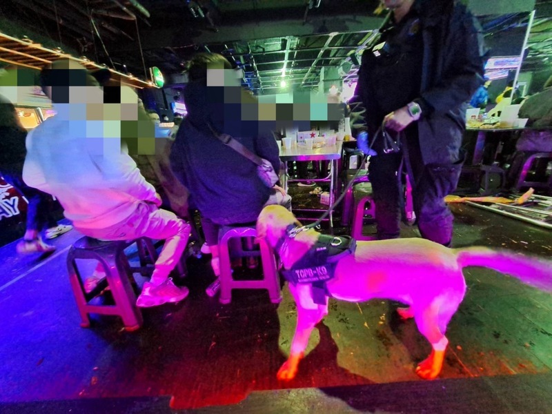 Hơn 100 người bị bắt tại tiệc ma túy qui mô lớn ẩn náu ở Quảng trường ASEAN Square, trong đó có 33 người là lao động nhập cư bất hợp pháp