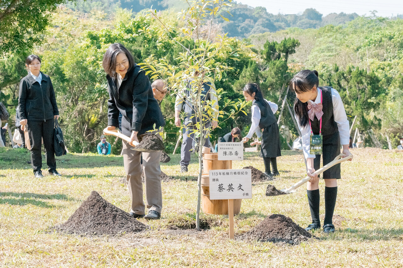 Đại học Quốc lập Chính Trị mời Tổng thống Thái Anh Văn trồng cây sồi xanh, nhấn mạnh việc tiếp tục thúc đẩy quá trình trồng rừng giảm khí thải