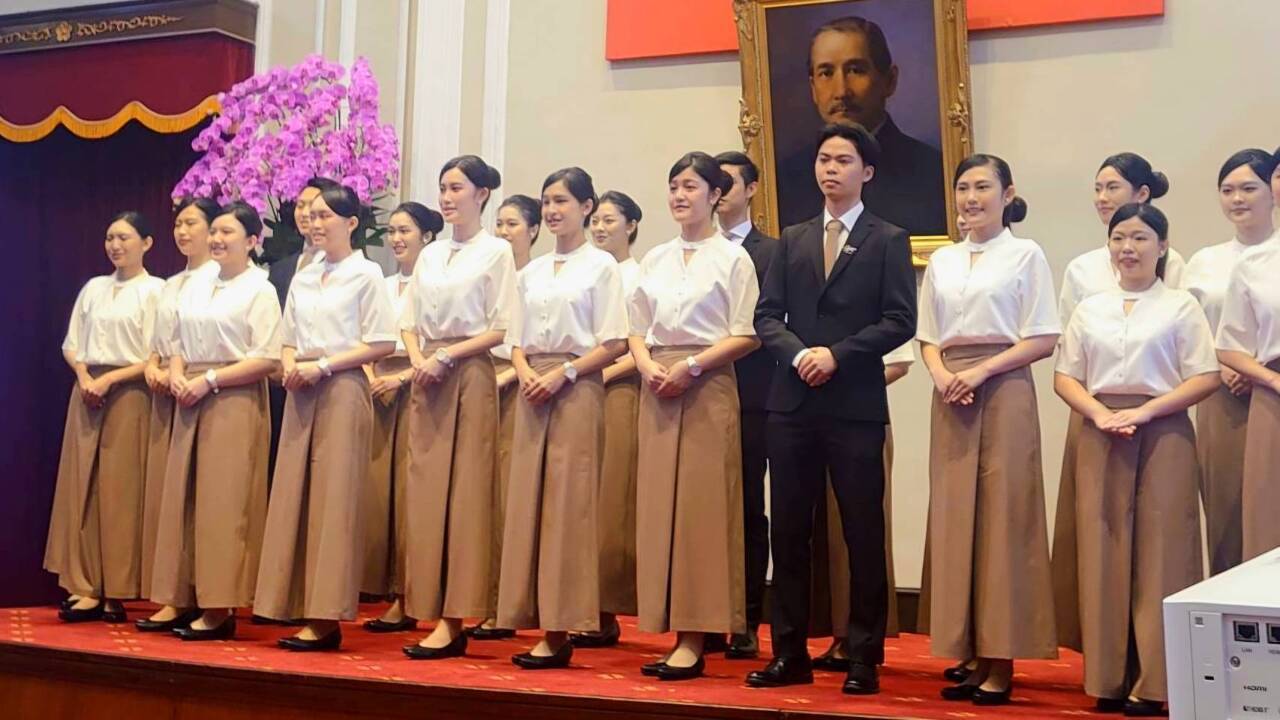 Ra mắt trang phục đội ngũ nhân viên tiếp tân trong đại lễ tuyên thệ nhậm chức Tổng thống và phó tổng thống ngày 20/5