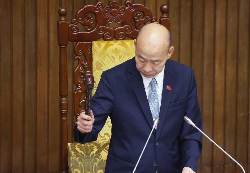 Viện Lập pháp thông qua vòng 3: Sau khi thương thảo, tuổi nghỉ hưu bắt buộc có thể được kéo dài