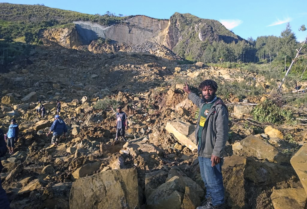 Hơn 2.000 người thiệt mạng trong vụ sạt lở núi ở Papua New Guinea. Người dân đào đất bằng đôi tay trần để cứu người