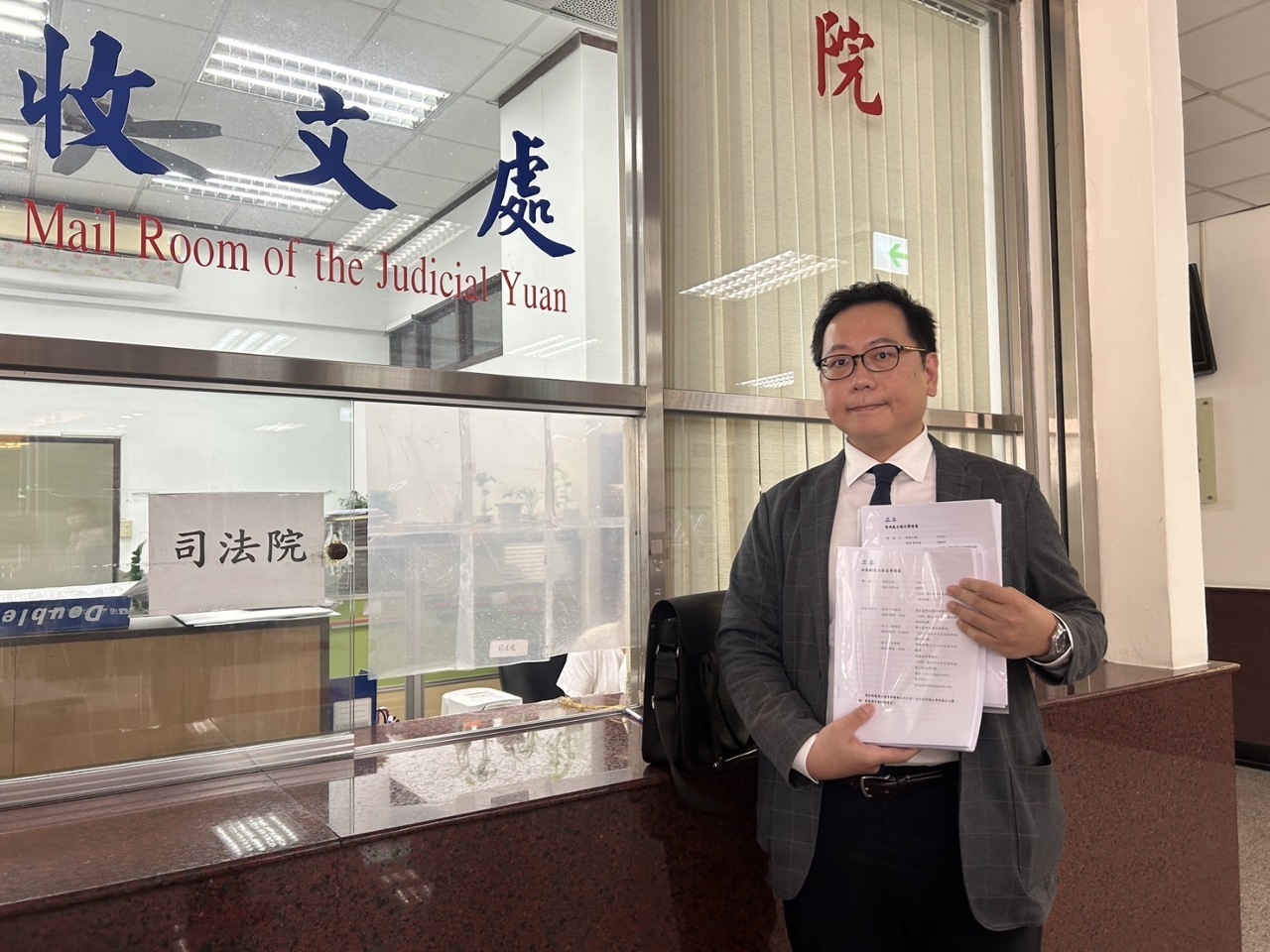 Tổng thống Lại Thanh Đức ủy quyền luật sư đệ trình đơn xin Giải thích Hiến Pháp