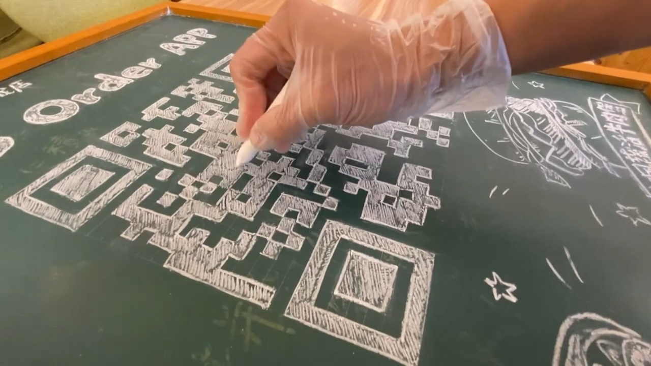 Video: Cao thủ trong nhân gian. Mã QR do nhân viên bán hàng vẽ có thể quét và tải xuống