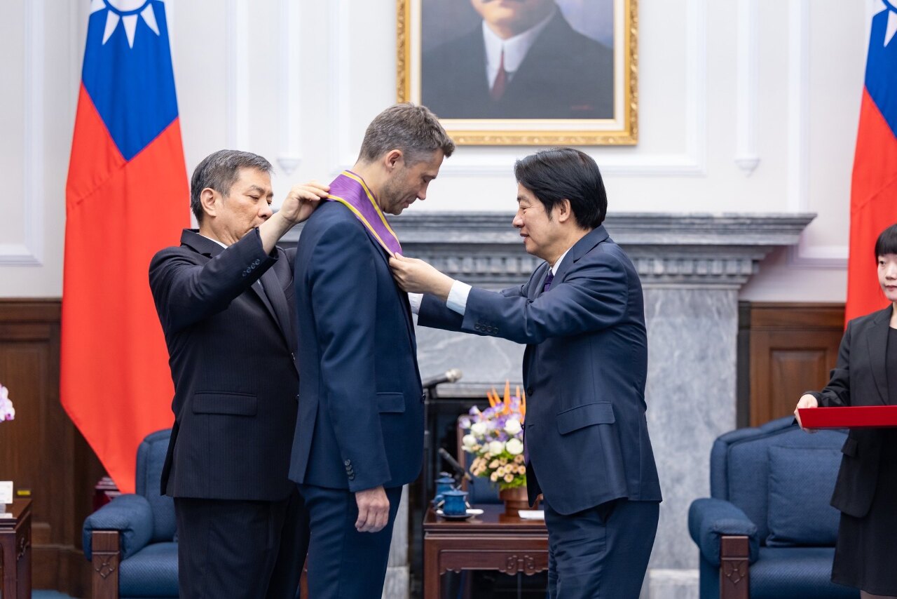 Tổng thống trao tặng huân chương. Filip Grzegorzewski nói lời tạm biệt bằng tiếng Đài 