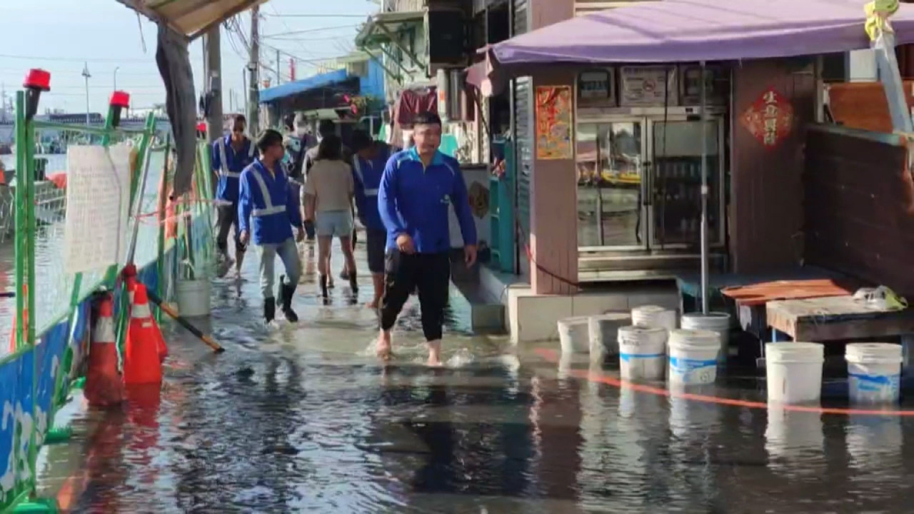 Thủy triều dâng cao, nước biển tràn vào đường phố Kỳ Tân, Đông Cảng