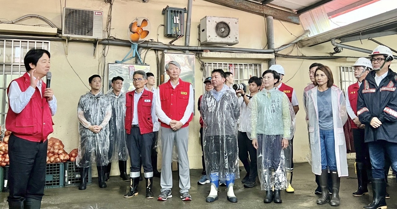 Tổng thống xuống Meinong Cao Hùng thị sát tình tình cứu trợ thiên tai, tuyên bố Trung ương hỗ trợ 20 nghìn Đài tệ cho mỗi hộ dân nếu khu vực bị ngập trên 50 cm