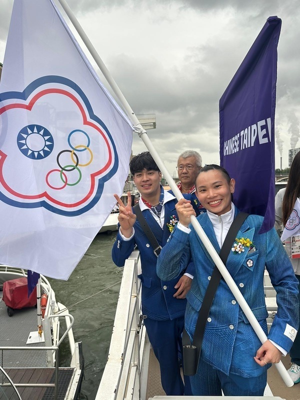 Olympic Paris 2024 khai mạc dưới mưa, Đới Tư Dĩnh cùng Tôn Chấn cầm cờ và dẫn đầu đoàn thể thao Đài Loan